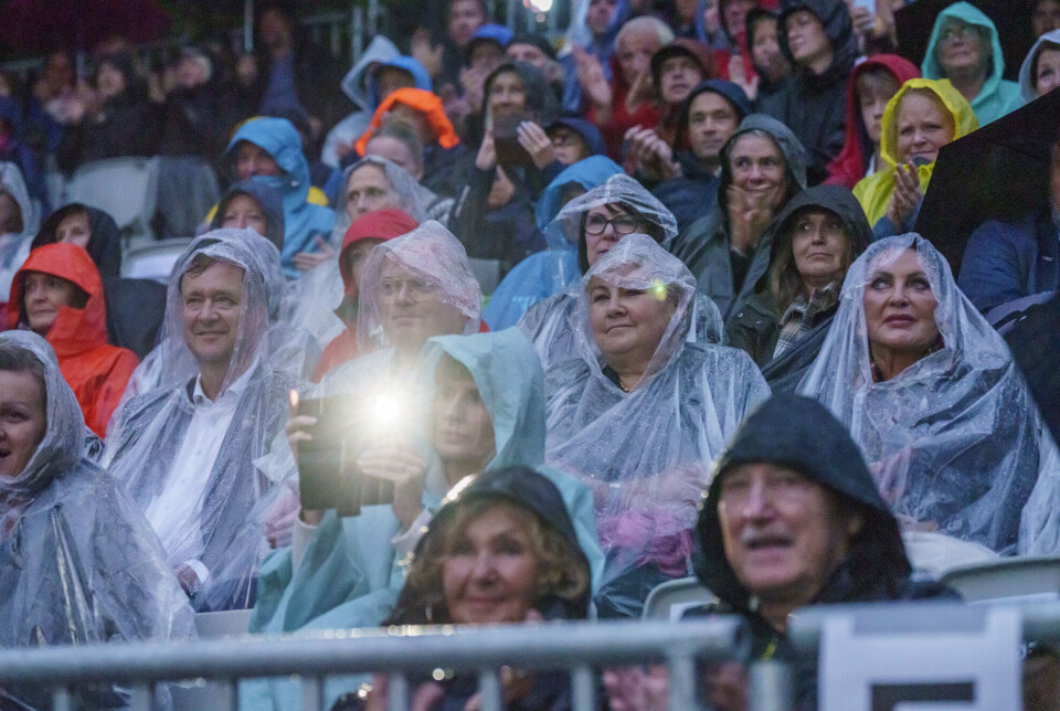 The first plastic coats were not durable. But they worked just fine for short-term protection against the rain. The photo shows former Norwegian Prime Minister Erna Solberg in a rain poncho at an outdoor cinema.