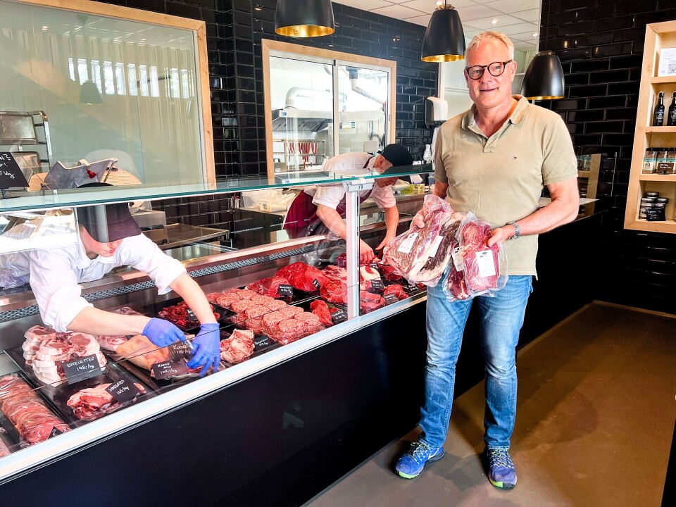 Rune Rødbotten in front of the meat counter at Dyster Farm, one of several small butcher shops aiming to utilise the entire animal. The Nofima researcher believes it’s high time that more beef cuts find their way beyond tacos. He thinks many people in Norway are now ready for more exciting meat on the grill.