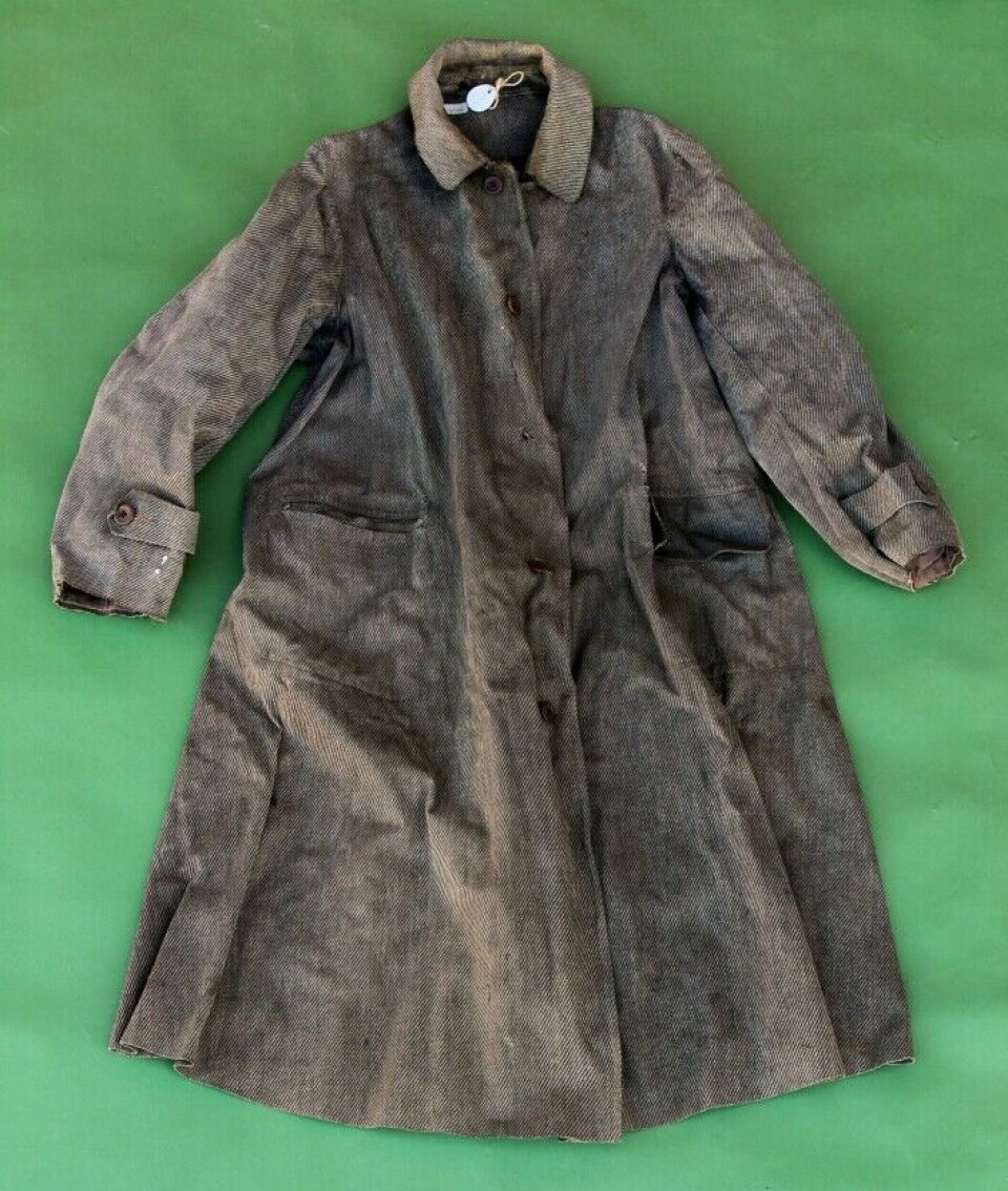 A cotton raincoat impregnated with wax, which was used as an alternative to grease.
