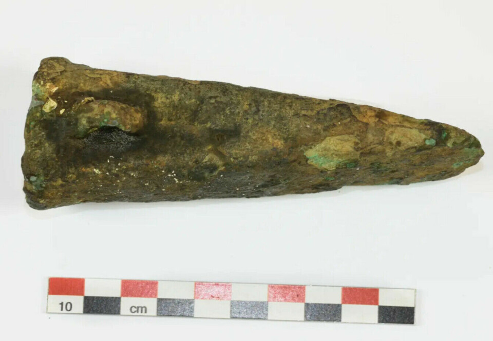 The socketed bronze axe is the first metal artefact from prehistoric times that has been found in the sea in Norway.