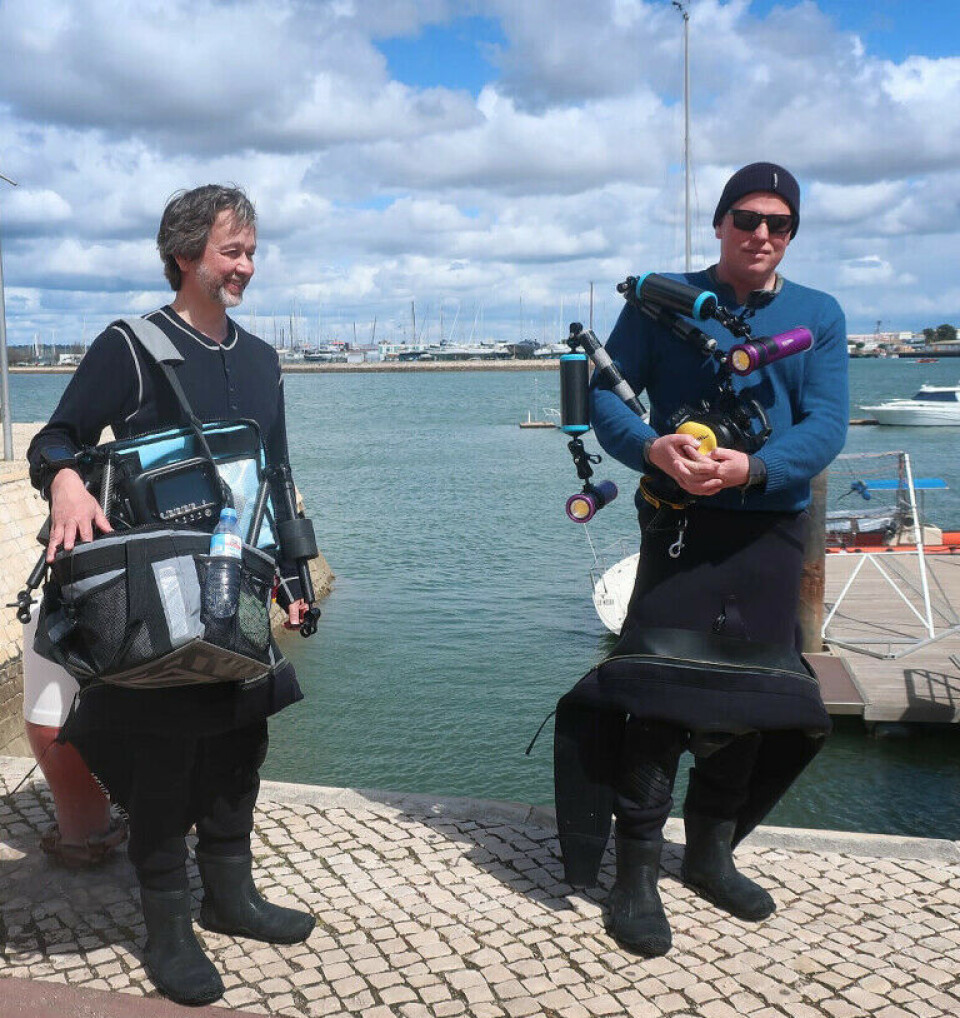 Archaeologists often receive reports from other divers about their discoveries. This time, they brought back a find from their own expedition. From left: archaeologists Frode Kvalø and Jørgen Johannessen.