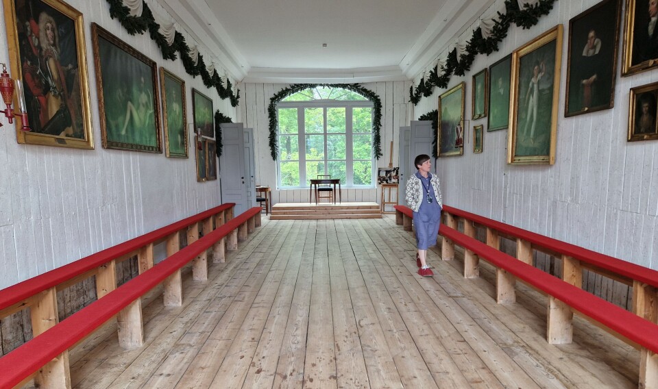The national hall is 72 square metres. Carsten Anker's plan was for this to become an extravagant banquet hall, but the work had not begun when the representatives arrived in April 1814. The 112 men sat cramped and uncomfortable on simple benches.