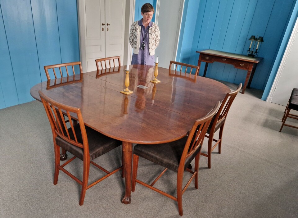 It was rare for mahogany furniture to be made from solid wood, like this table. Usually, cheaper wood was used with a mahogany veneer on the surface. Solid wood was expensive, but Carsten Anker could afford it.