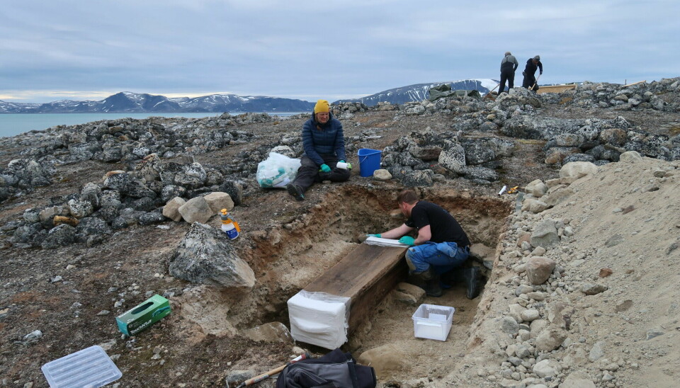 Archaeologists Mikael A. Bjerkestrand and Hilde Sømme Melgaard prepare an excavated coffin for transport.