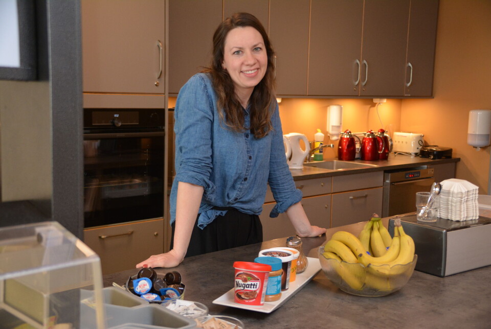 Psychologist and researcher Hanna Eielsen hoped she could tell patients that most people will eventually recover if they give it enough time. Ung kvinne med mørkt hår og denimbluse står bak en kjøkkenøy. Øya har fat med mange bananer og fat med sjokoladepålegg.