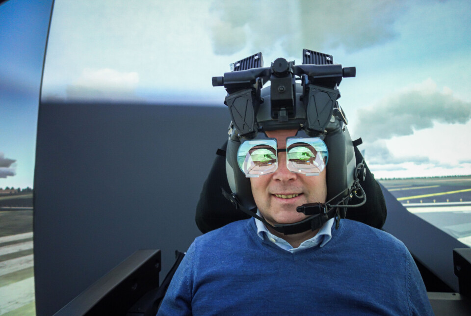 Flight simulator! Here, soldiers can practice piloting a fighter jet during takeoff, in the air, and during landing. Everything happens on the ground.