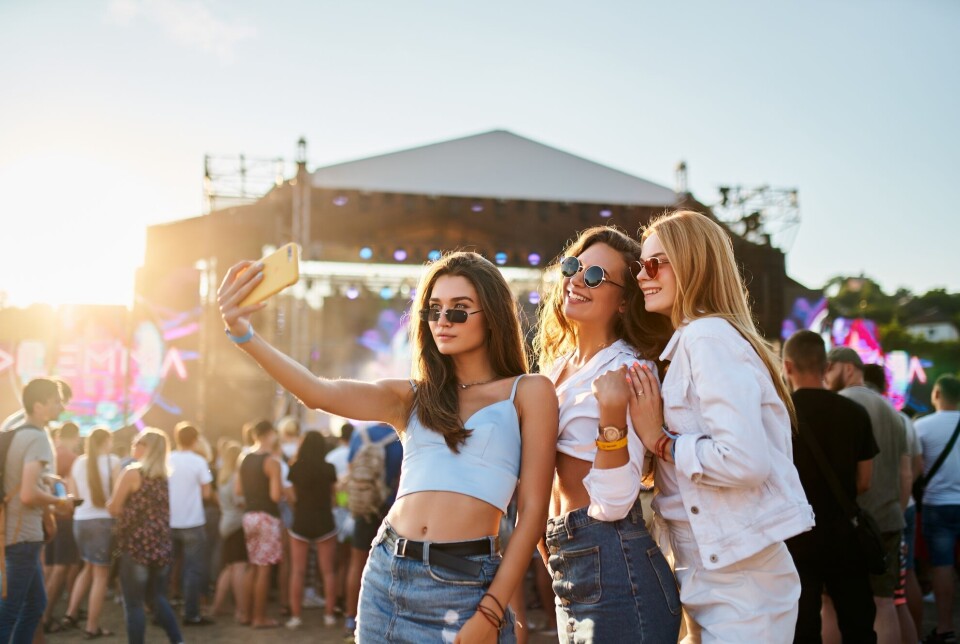 Whatever you post on social media reflects directly on you, according to a media researcher who has recently released a new book on digital media. Tre jenter tar selfie på festival