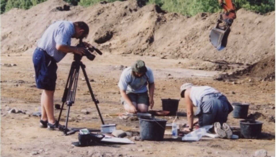 This is the only time Bøckman (in the middle) has used the tools people often imagine archaeologists digging with, namely small spoons and tweezers. The photo is from the excavation in 2002, where he found the glass.