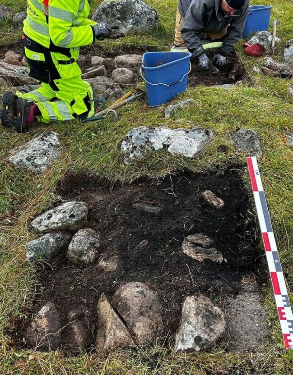 The hearth measures 1 metre by 1.3 metres. Here, people sat, ate, and enjoyed themselves, throwing their food scraps directly into the fire – where they remained for a thousand years.