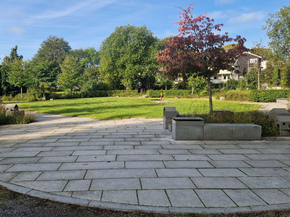 The memorial garden at Vestre gravlund is an open area with benches and small houses where the bereaved can place flowers and mementos.