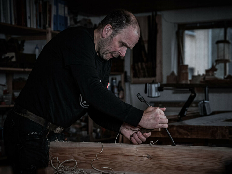 Kai Rune Johansen in the workshop. He works at the Stiklestad National Cultural Center, one of three workshops that collaborated on the portal. The other two are Motved A/S at Hjerleid and the Treskjærerverkstedet in Bærum.