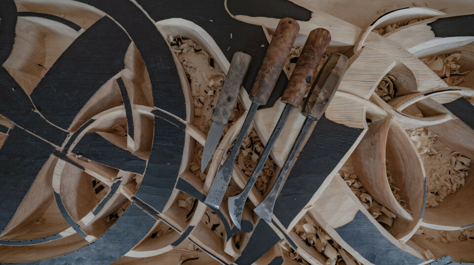 The Heiberg collections were an important resource for determining which tools to use. They also studied old reliefs and illustrations that depicted craftsmen of the past holding their tools. Second from the left, you can see the iron shaped like an axe blade.