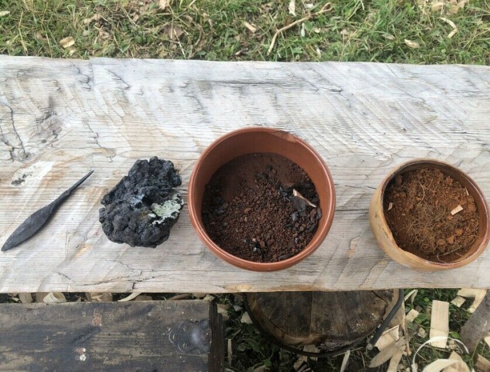 The bog ore in the middle bucket becomes roasted bog ore (right) after heating. To the left of the ore is a finished iron lump and a fully forged arrowhead.