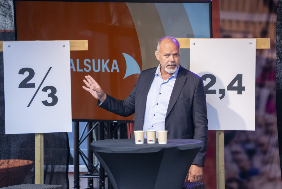 It is complicated to measure sickness absence, says Ulf Andersen, head of statistics at NAV. Mann uten hår på toppen og med lysegrått skjegg står på en scene og snakker.