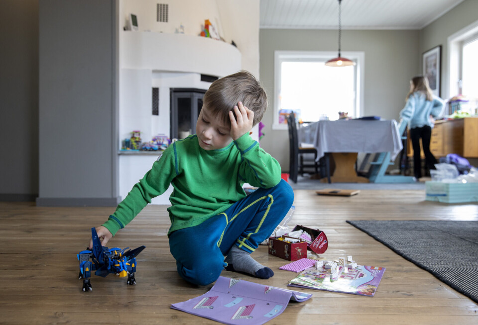 Type 1 diabetes is an autoimmune disease that often develops at a relatively young age. In 2022, 512 children in Norway were registered with newly diagnosed type 1 diabetes. Gutt på tre-fire år sitter på gulvet i en stue og leker med dinosaurleke.