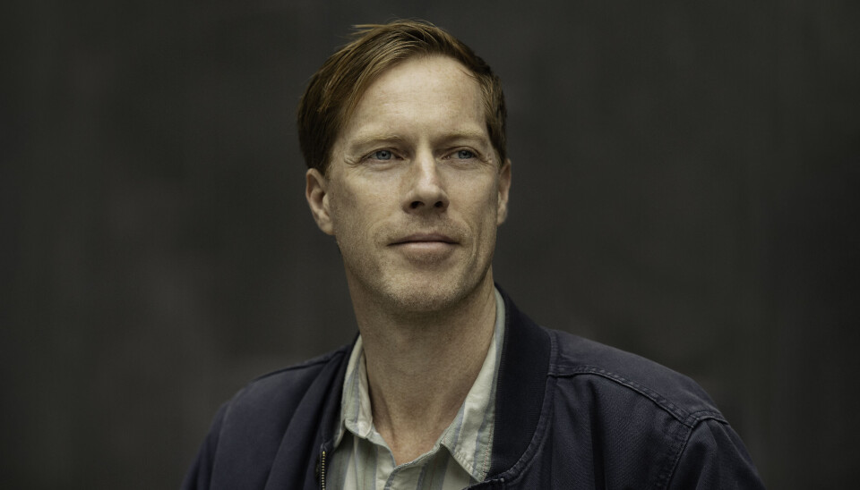 'You should go outdoors for a walk when it's actually light outside,' advises Professor Rune Jonassen. Mann med kort, rødbrunt hår ser ut til høyre. Mørkeblå, uformell jakke og skjorte med brede, hvite og lysegrønne striper.