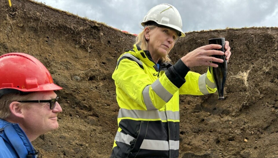 Anders Lorange left a message in a bottle for the future inside the burial mound before sealing it. The rector of the University of Bergen, Margareth Hagen, will have the honour of being the first to read what he wrote once conservators have safely retrieved the paper from the bottle.