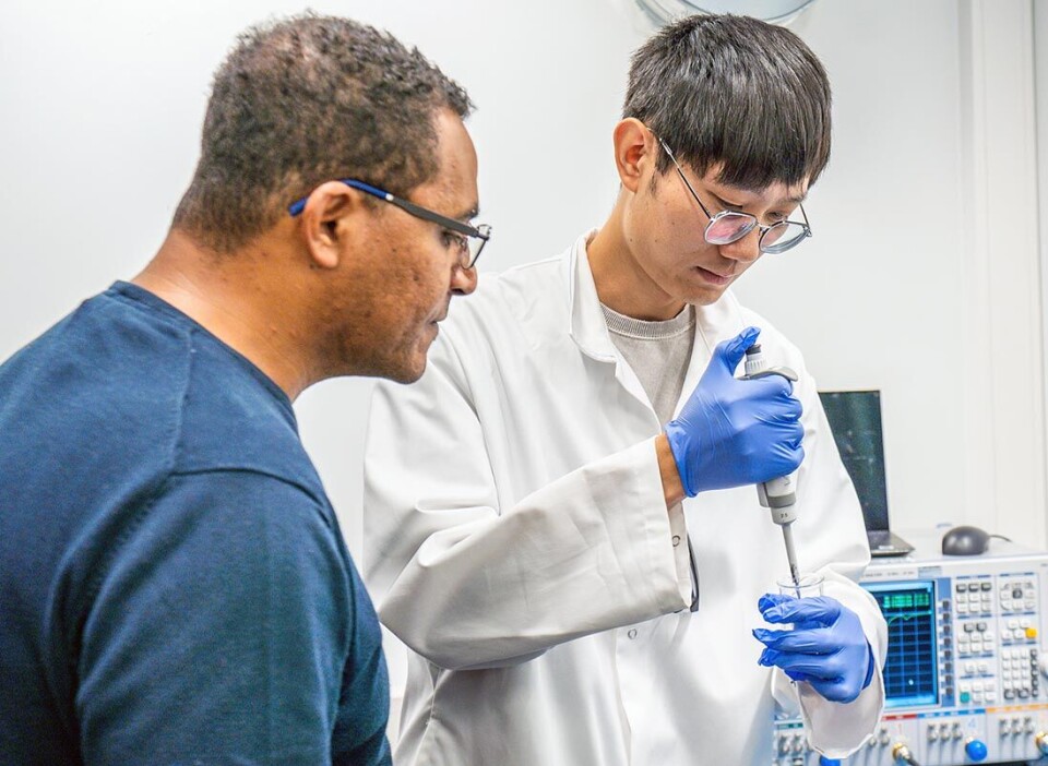 Researcher Yu Dang (on the right) reports that the sensor they have developed distinguishes between different gases with 96.7 per cent accuracy. Here with Professor Michael Cheffena (on the left).