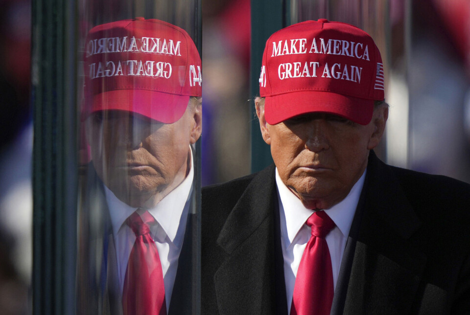 Donald Trump has been elected president for the second time, four years after he lost to Biden when seeking reelection. Donald Trump iført rød caps med påskriften Make America Great Again. Speilbilde av ham til venstre.