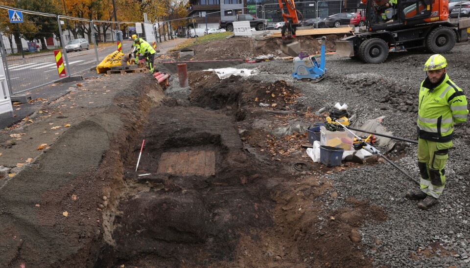 The excavations in Tønsberg will continue until Christmas. There are already around 40 rune inscriptions found in Tønsberg, says Kristel Zilmer. Now, the collection is growing by two. And maybe there will be more? Once one find is made, more often follow, according to Zilmer, who references the medieval Oslo excavations where archaeologists found at least 11 rune finds.