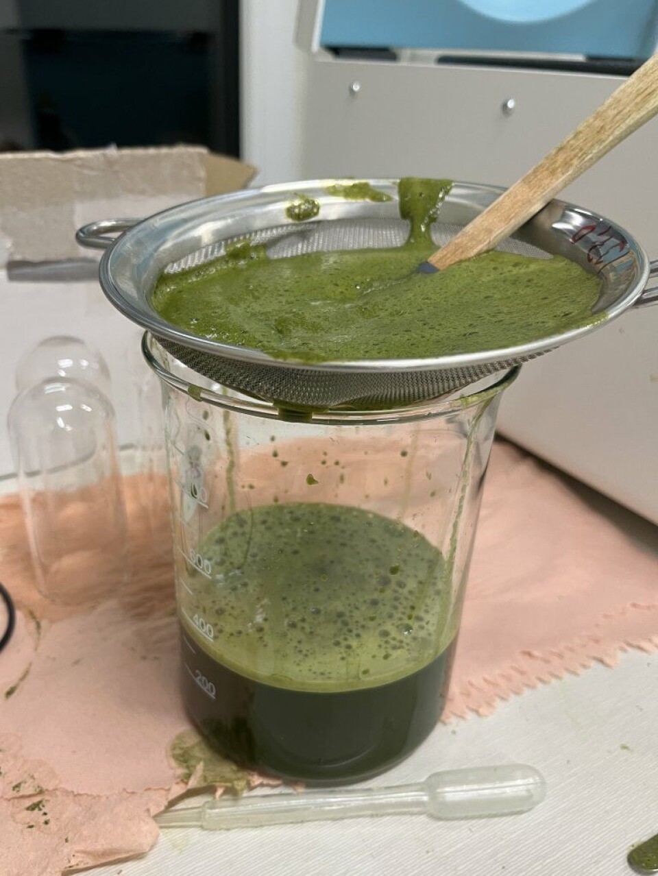 Here, small fibre residues are filtered from the protein juice in a small-scale lab experiment.