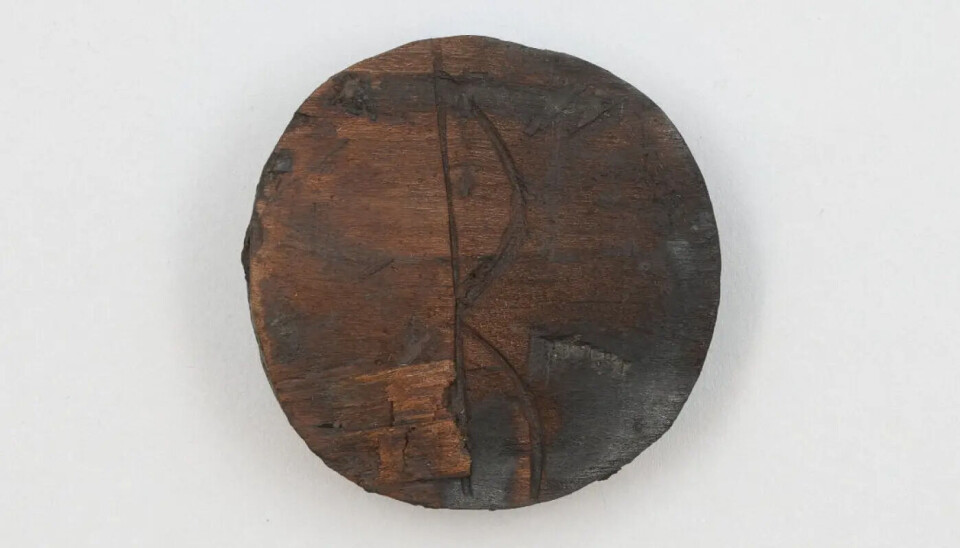 One side has the letter r.