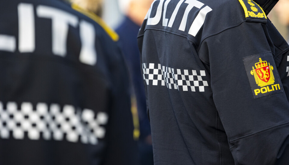 Is it possible to establish an international police force to stop climate crime? I bilde ser man ryggen til to politikonstabler. Den som er i fokus er den som står lengst unna, og man kan nesten lese ordet politi som er skrevet på ryggen.