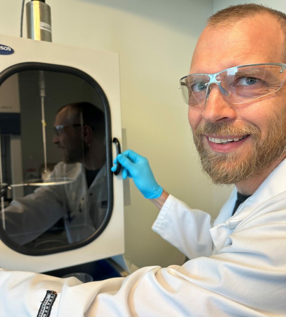 Andreas Åslund at SINTEF has been working to develop the new nanomedication technology. Here we see him with the machine that manufactures the nanocapsules.