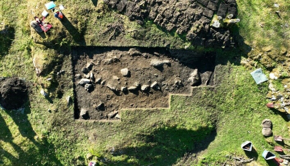 The boat grave seen from above. The stones are arranged in a boat formation. In the centre lies a larger stone that symbolises the mast. Perhaps it also symbolises the woman herself.