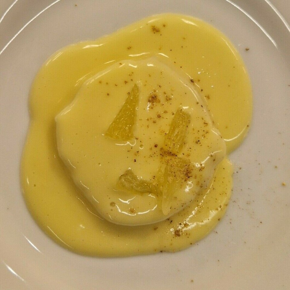 The second course of the evening was halibut with cream sauce and lemon. “The recipe calls for a whole lemon slice, but that would overpower the taste of the fish, so we opted for smaller pieces,” says head chef Heidi Bjerkan.