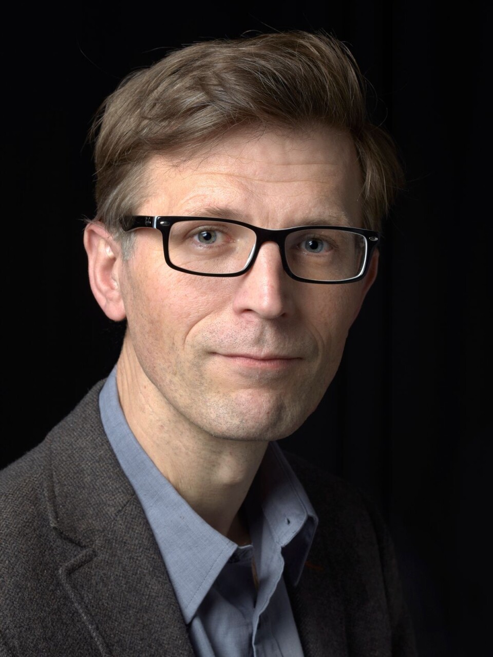 Håkon Glørstad has thoroughly examined the available knowledge about the large Jelling stone and concluded that an alternative narrative to the commonly accepted one is possible.