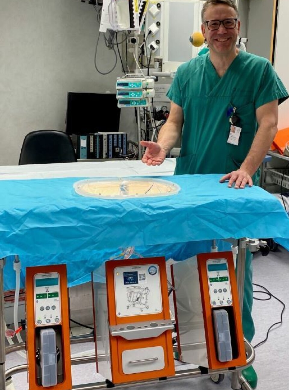 Professor Søren Pischke presents the perfusion machine that will soon be in use at the National Hospital.