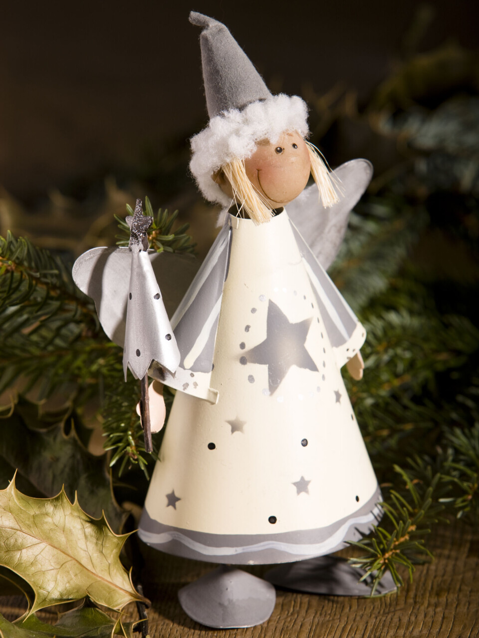 Traditions are mixed: In this Christmas figurine, the female angel has been given a Santa hat and a magic wand.