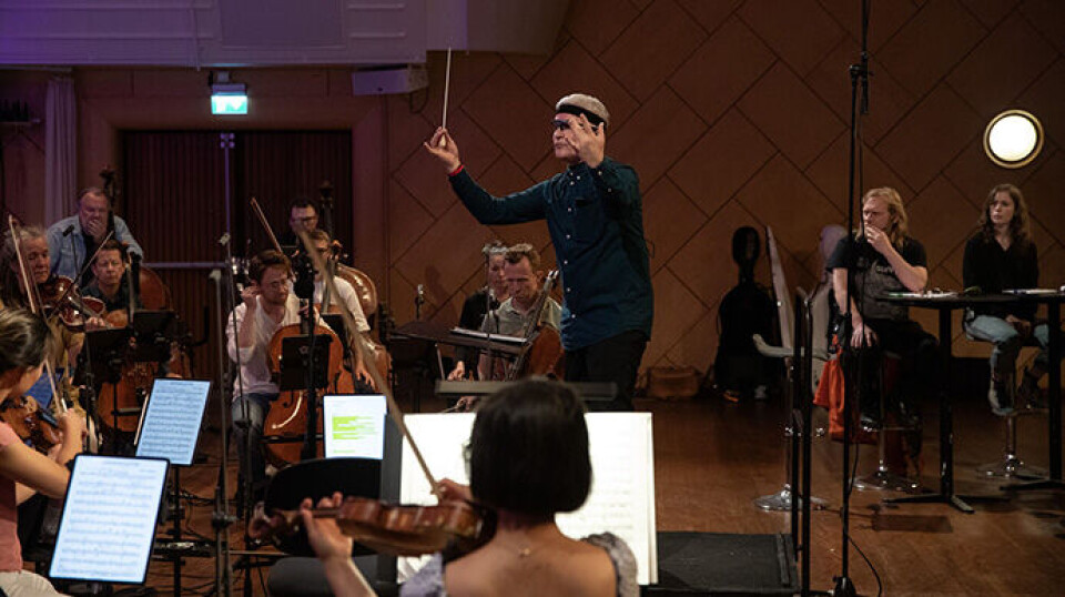 Researchers observed a difference in the audience's response when conductor Kolbjørn Holthe switched roles to play with the orchestra. Dirigent foran orkester