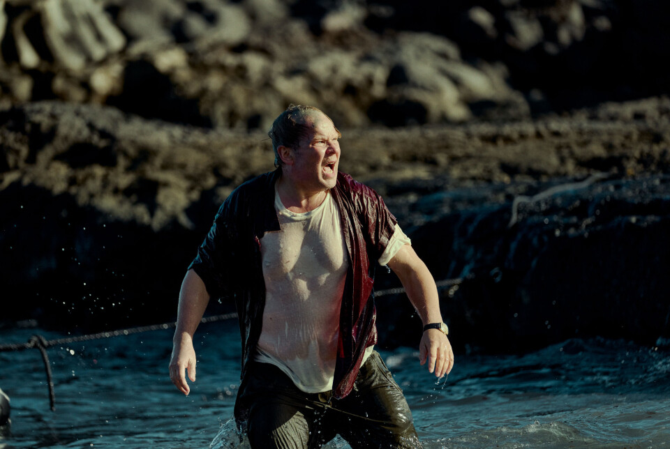 The four-episode series follows a Norwegian geologist and a Norwegian family on a charter holiday. All of them end up in the middle of the disaster.