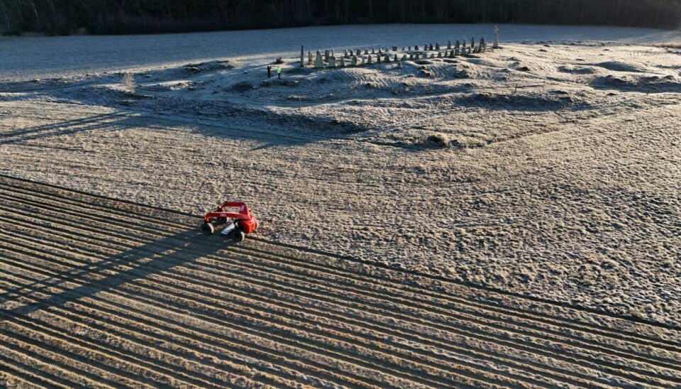 NIKU's self-driving ground-penetrating radar in front of the ship setting at Blomsholm.