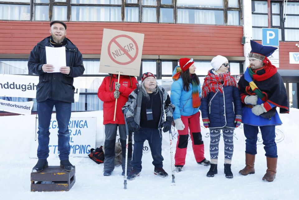 Mining projects face opposition from local communities and indigenous groups. This image is from a public meeting in Kvalsund, Northern Norway, after the company Nussir was granted authorisation to extract copper. En gruppe mennesker protesterer