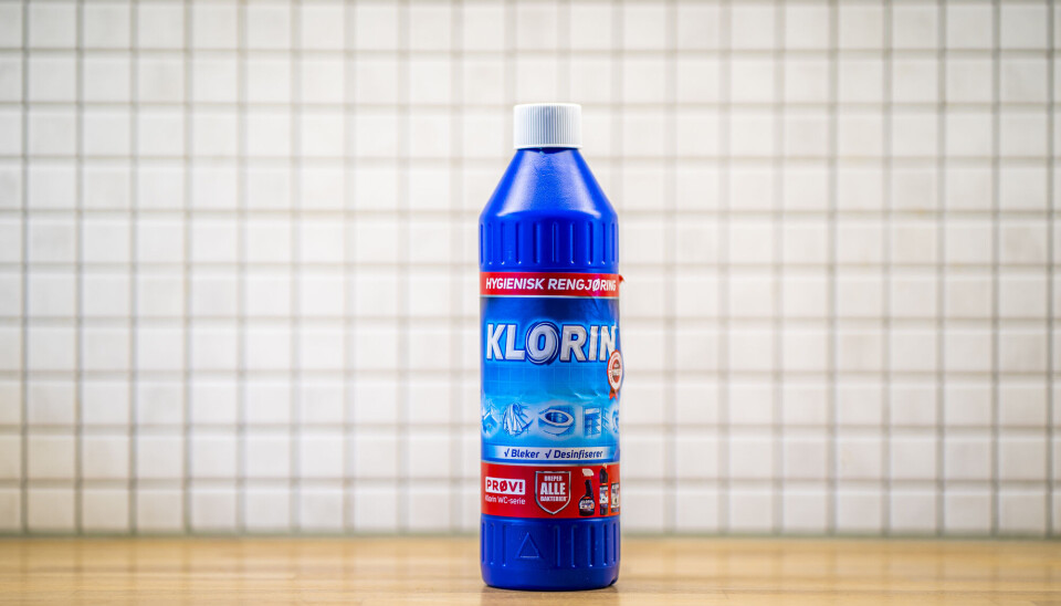 Bleach can both whiten and disinfect because it is a powerful oxidising agent. En blå flaske med Klorin står på en benk med hvite fliser i bakgrunnen.