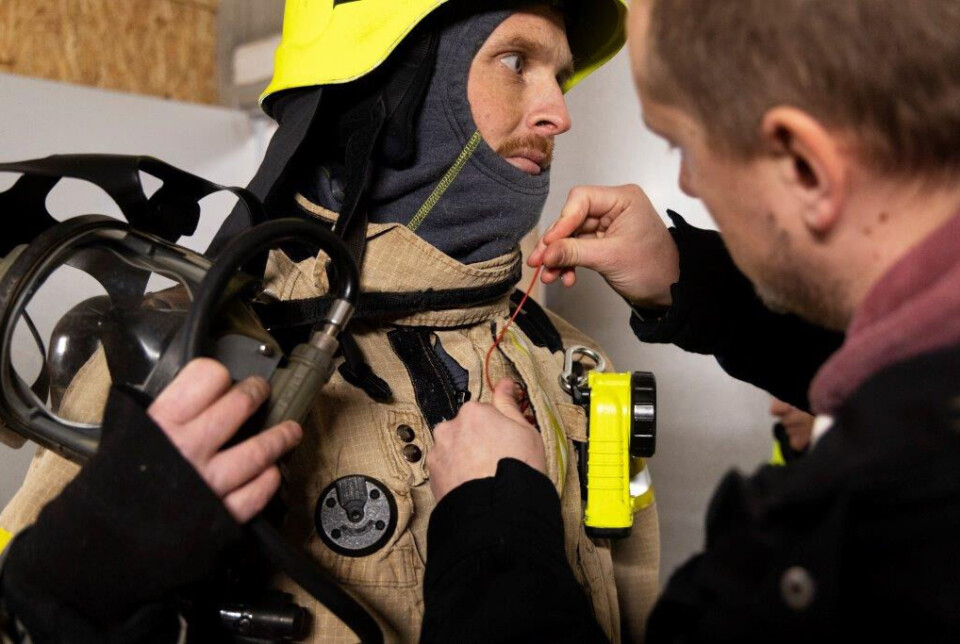 A sensor for measuring temperature is attached to the outside of the jacket.