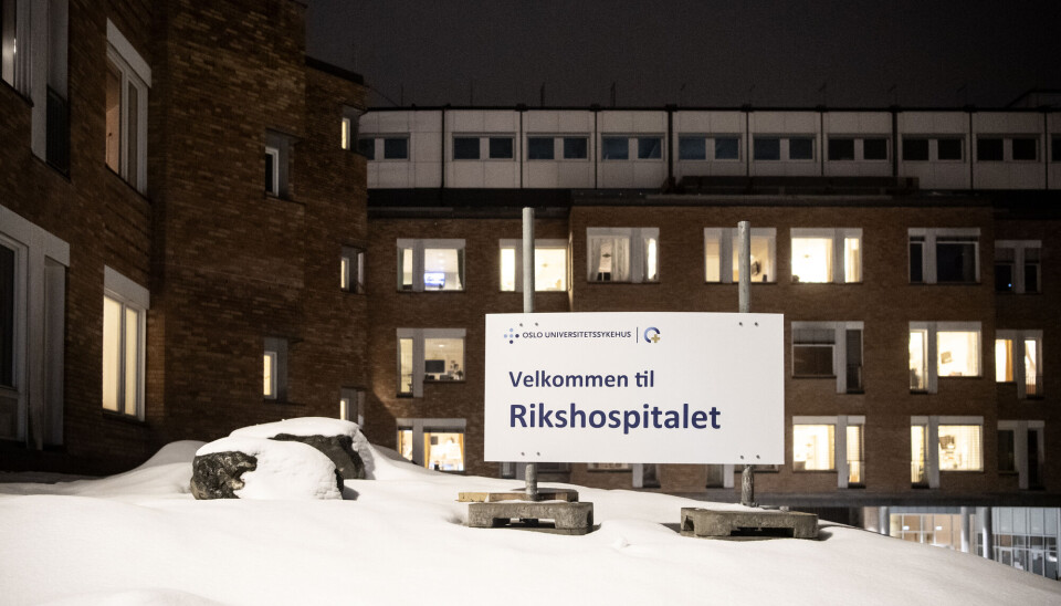 There are no signs of remaining virus in the man, according to professor and chief physician Marius Trøseid at Rikshospitalet University Hospital in Oslo. Stort skilt med teksten 'velkommen til Rikshospitalet' foran sykehusbygning i rød murstein. Snø på bakken.