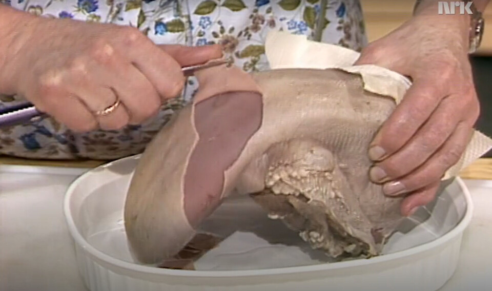 “Have you ever seen anything so delicious? Tongue is party food,” says Ingrid Espelid Hovig. She skins an ox tongue in an episode of the NRK TV Kitchen show from 1984.