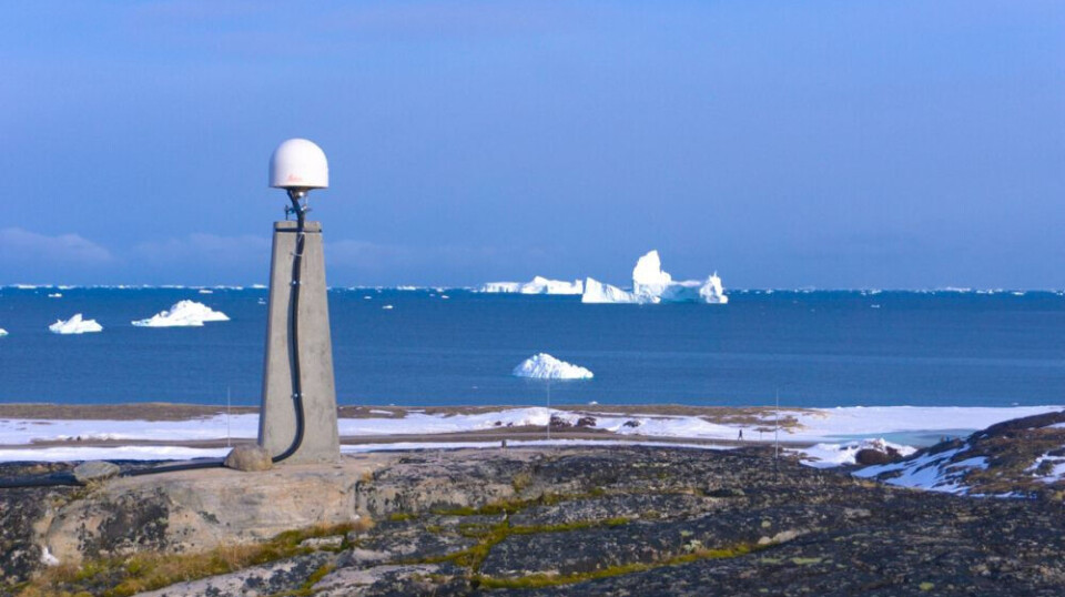 Changes to ground elevation are measured using global navigation satellite systems (GNSS). This GNSS station, with icebergs in the background, can be found in Greenland.