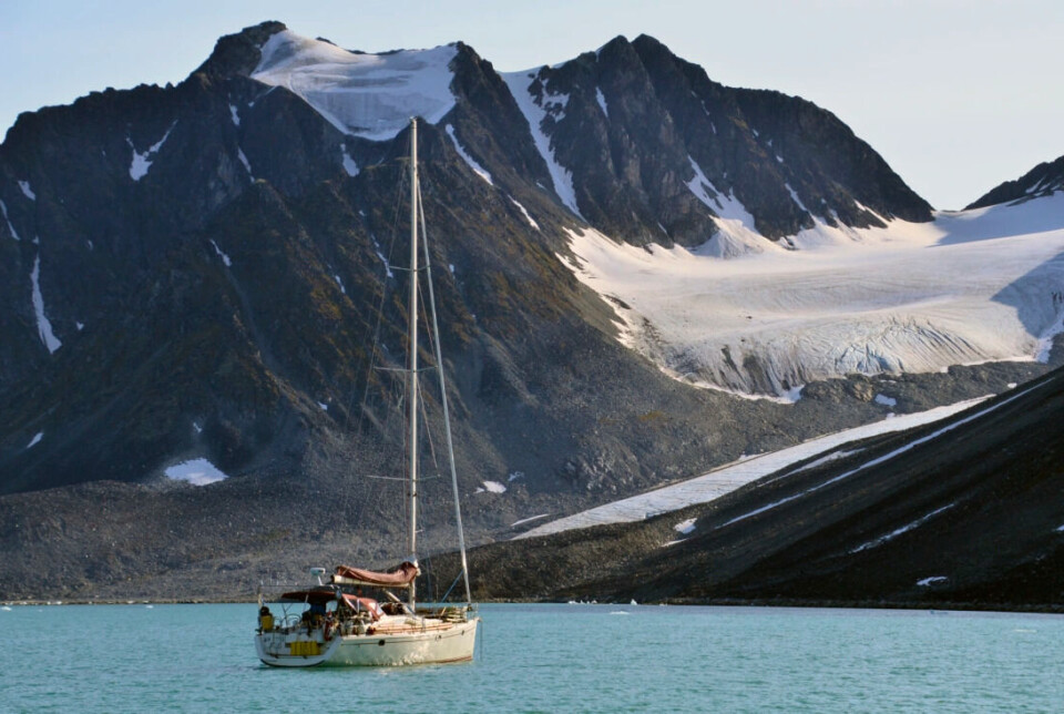 Researchers studied the Åsgardfonna glacier on Svalbard. They wanted to find out how it was affected by previous warm periods.