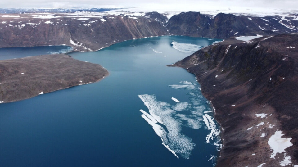 Meltwater from one of the largest ice caps on Spitsbergen, Åsgardfonna, drains into Berglivatnet and Lakssjøen.