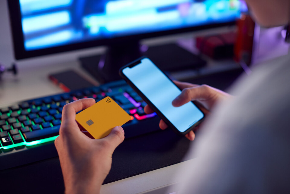 Online stores are increasingly using gaming tactics, making it more difficult to resist shopping temptations, according to experts.