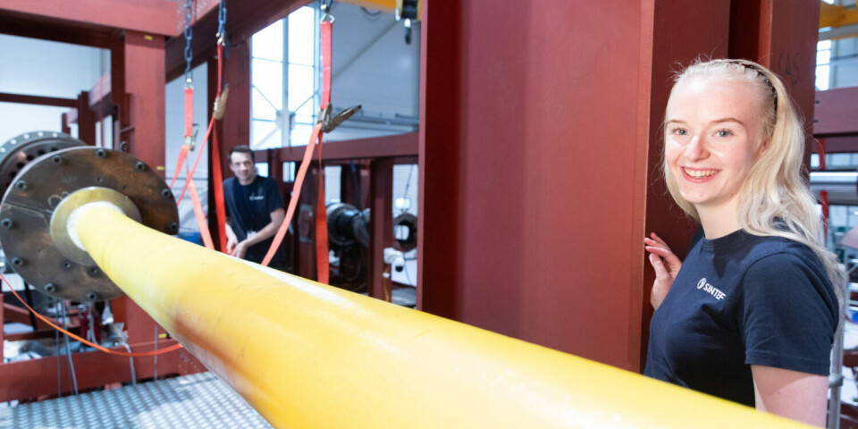 How much tension can the cable handle? How strong is it? And what ultimately causes it to fail? Skilled worker Mia Bolland Samdal checks the layout.