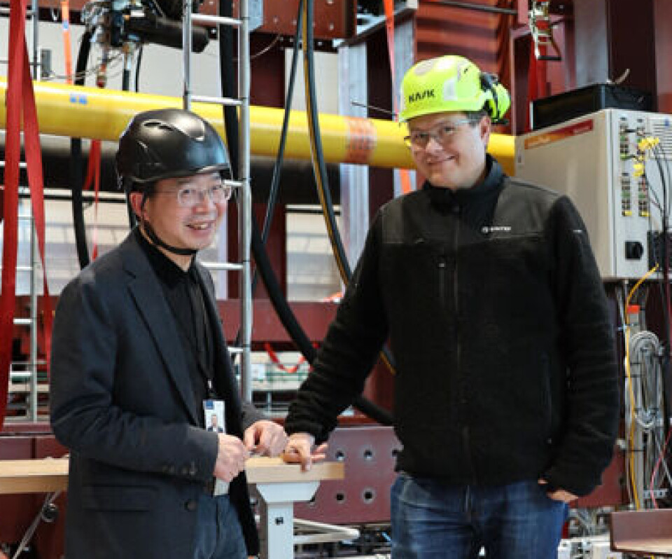 Research manager Naiquan Ye and laboratory manager Kenneth Njuolla in SINTEF’s laboratory. Dynamic cables and everything that goes with them are tested here.