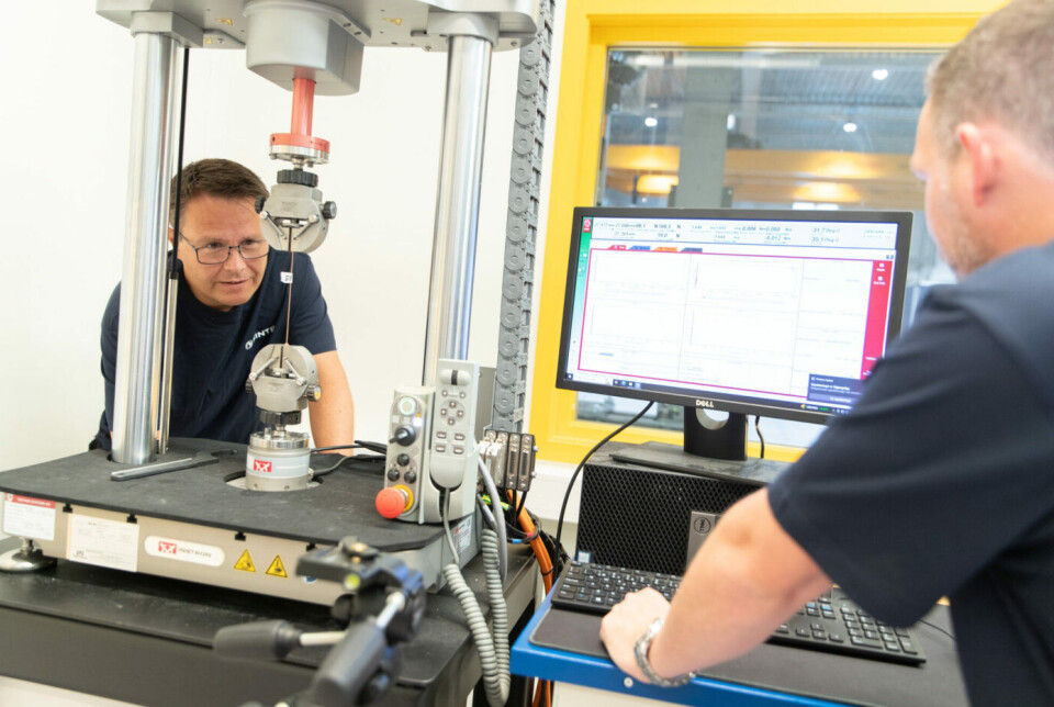 Kenneth Njuolla and Kristian Minde at SINTEF measure the strength of a copper wire, one of the many components in a dynamic cable. The wire is fatigued to the point of breaking.