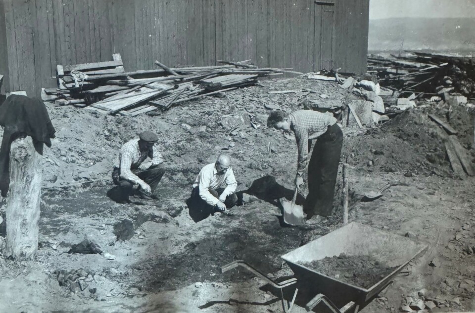Hans Hals on the left and Kjell on the right. In the middle, an archaeologist from the collection of Norwegian Antiquities in Oslo, now the Museum of Cultural History.