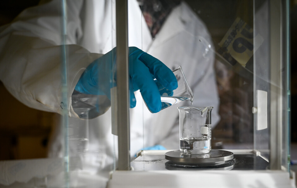 The researchers' goal is to make the production process as sustainable as possible, and in the long term to contribute to Europe's ambitious climate goals. Hender som jobber i lab